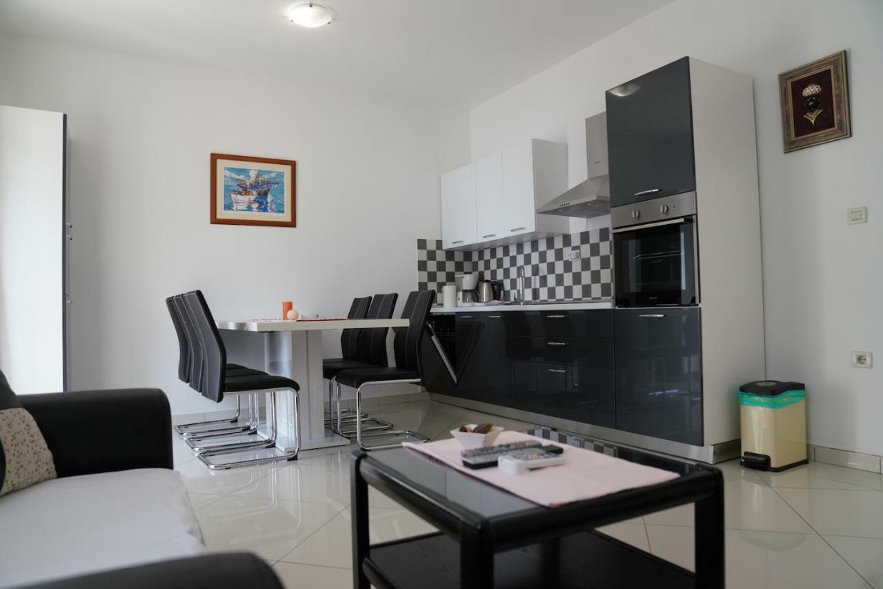 Sesar Apartments Krk - No. 2 Vinko คิร์ก ภายนอก รูปภาพ